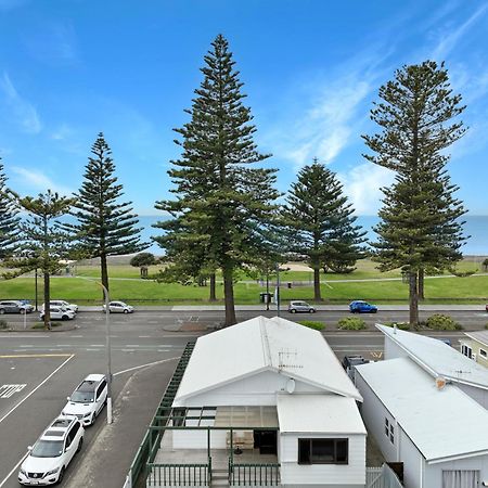The Nautilus Hotel Napier Bagian luar foto View of the beach from the town