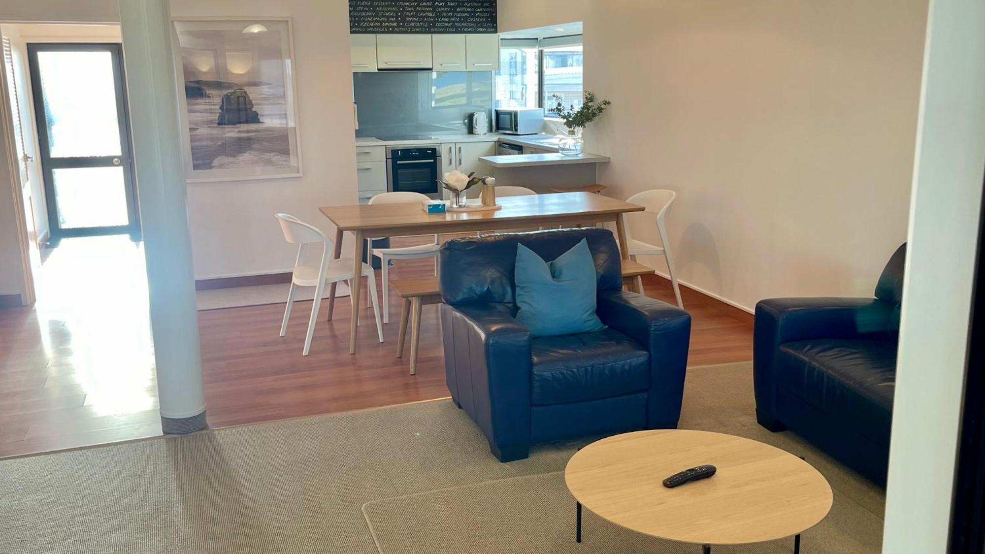 The Nautilus Hotel Napier Bagian luar foto A typical apartment at the University of Tasmania's New College
