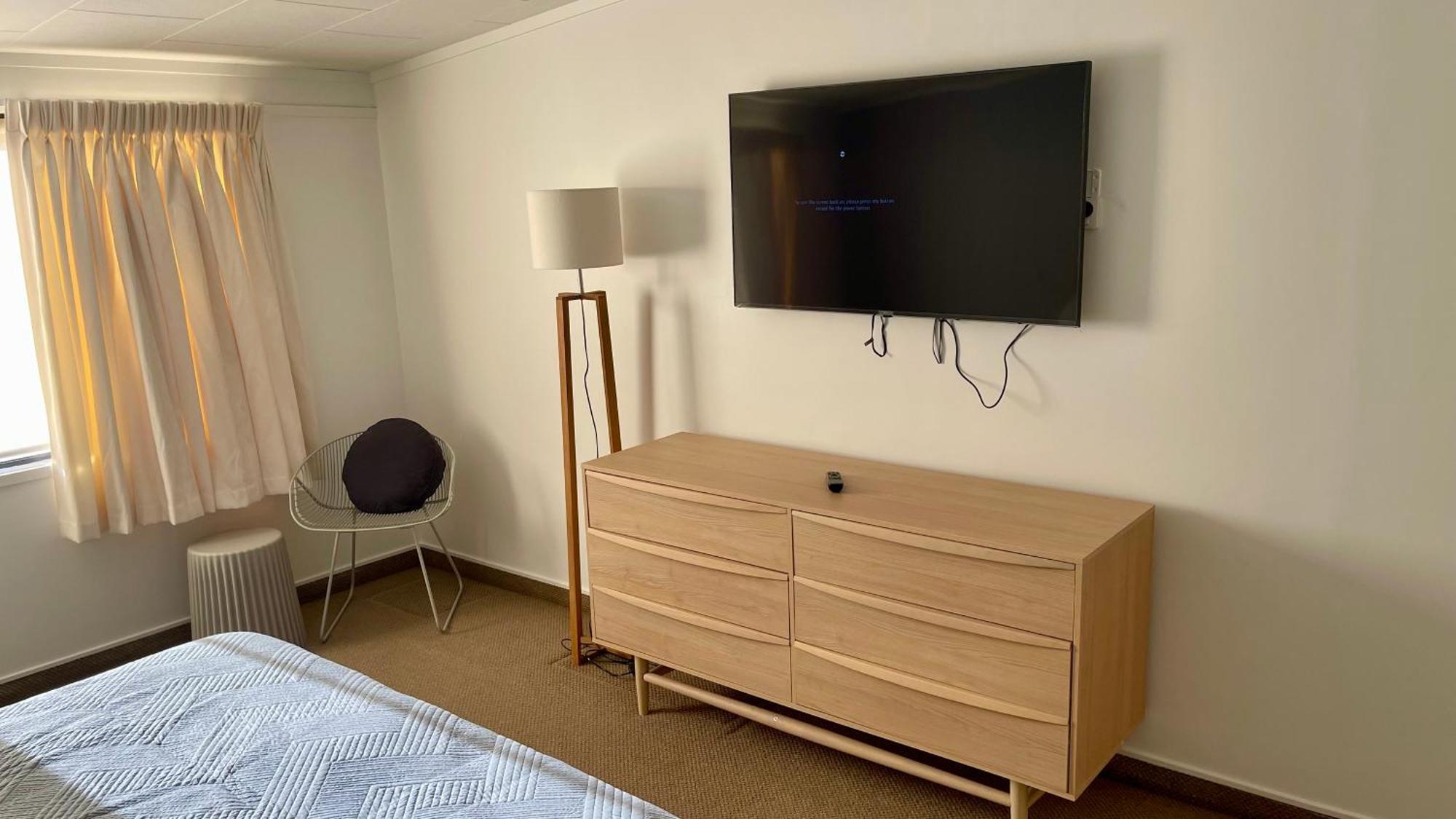 The Nautilus Hotel Napier Bagian luar foto A flat screen television mounted on a wall