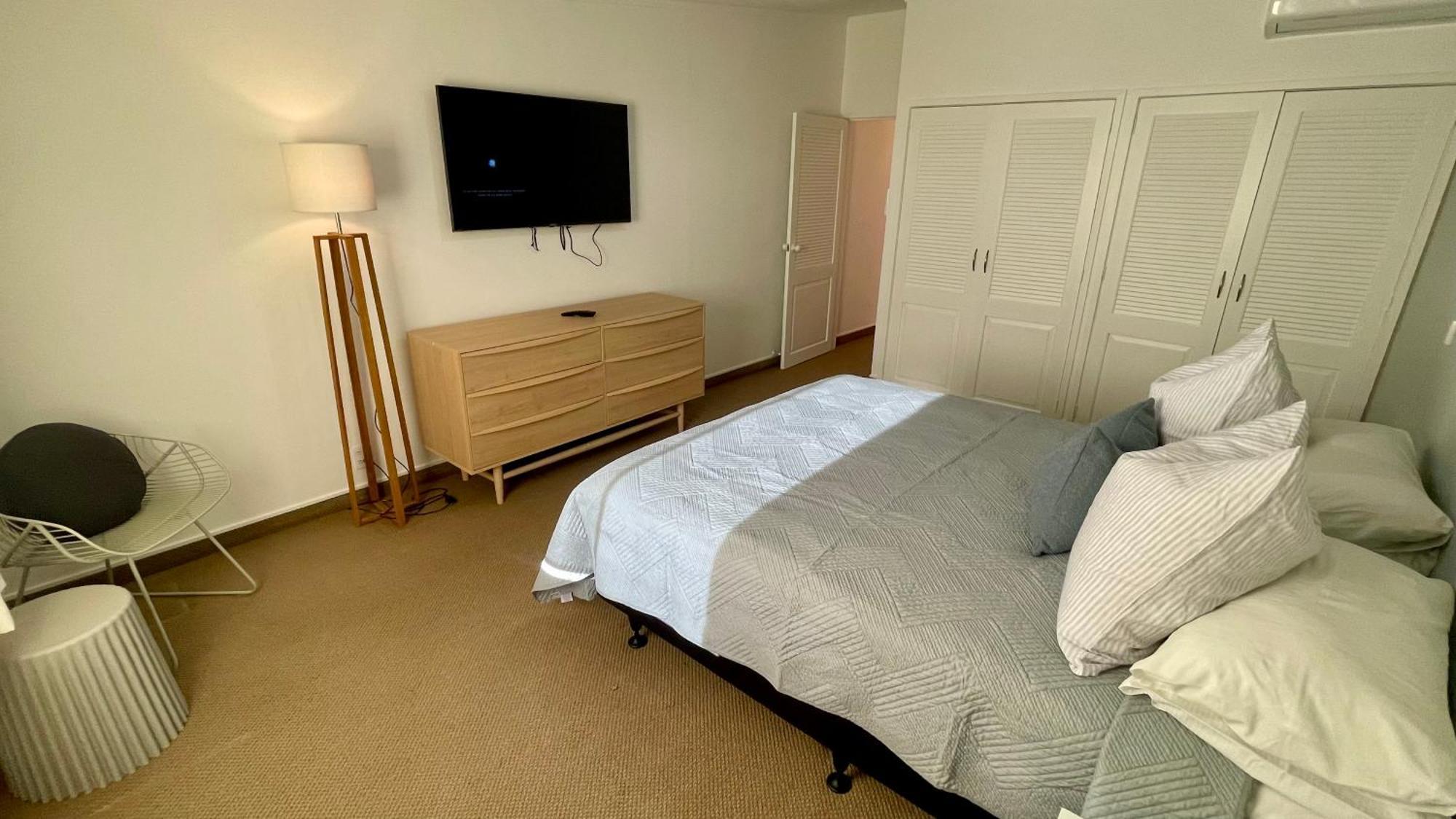 The Nautilus Hotel Napier Bagian luar foto A bedroom at the hotel