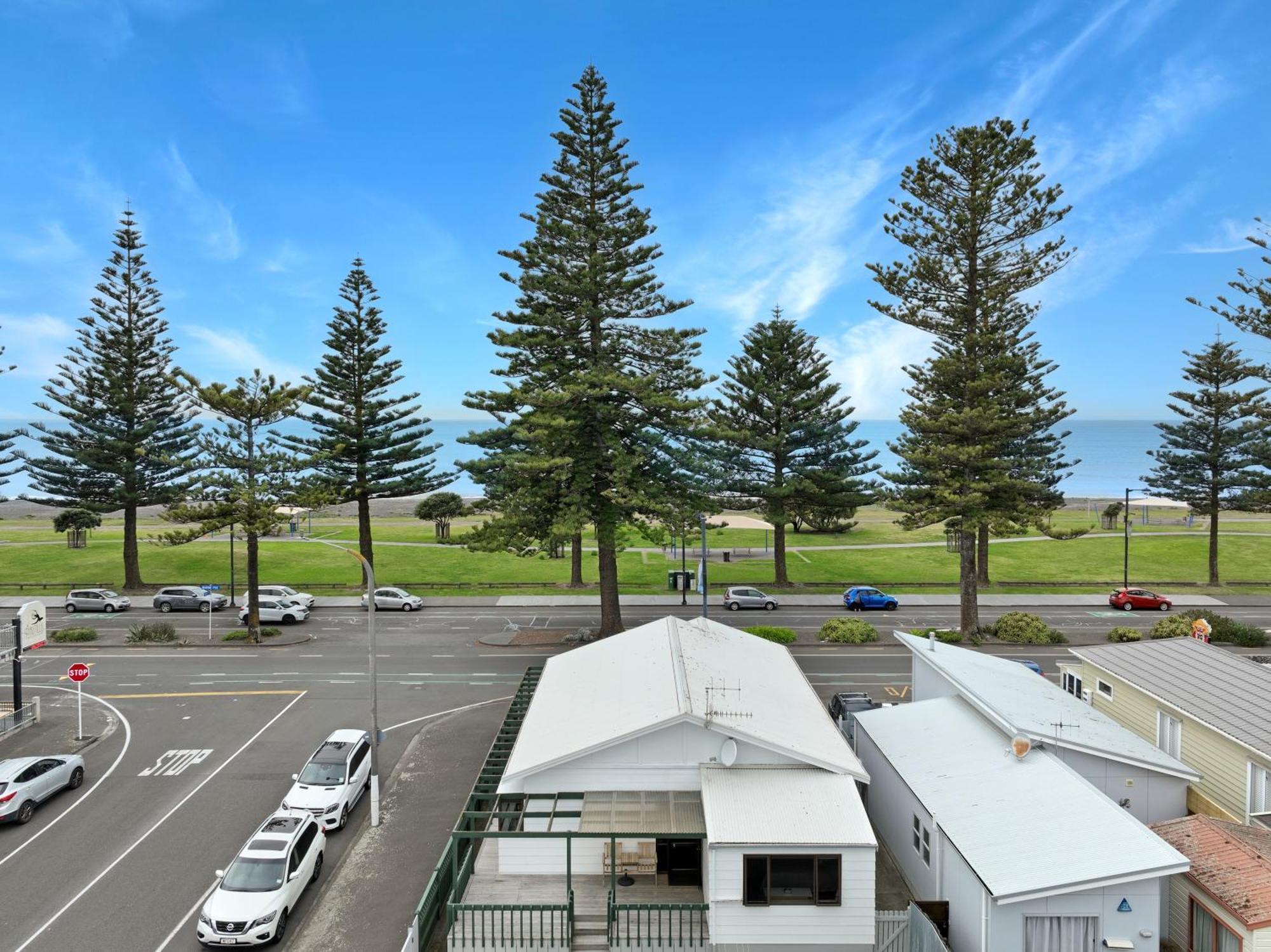 The Nautilus Hotel Napier Bagian luar foto View of the beach from the town