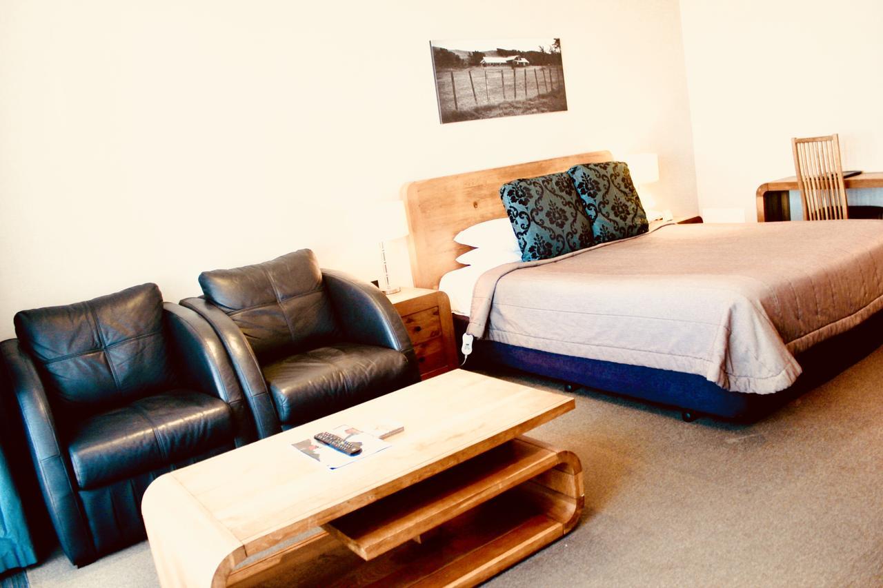 The Nautilus Hotel Napier Bagian luar foto A room at the hotel