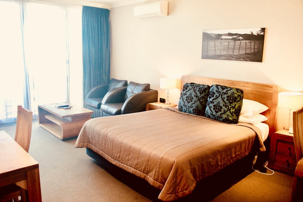 The Nautilus Hotel Napier Bagian luar foto A typical studio apartment