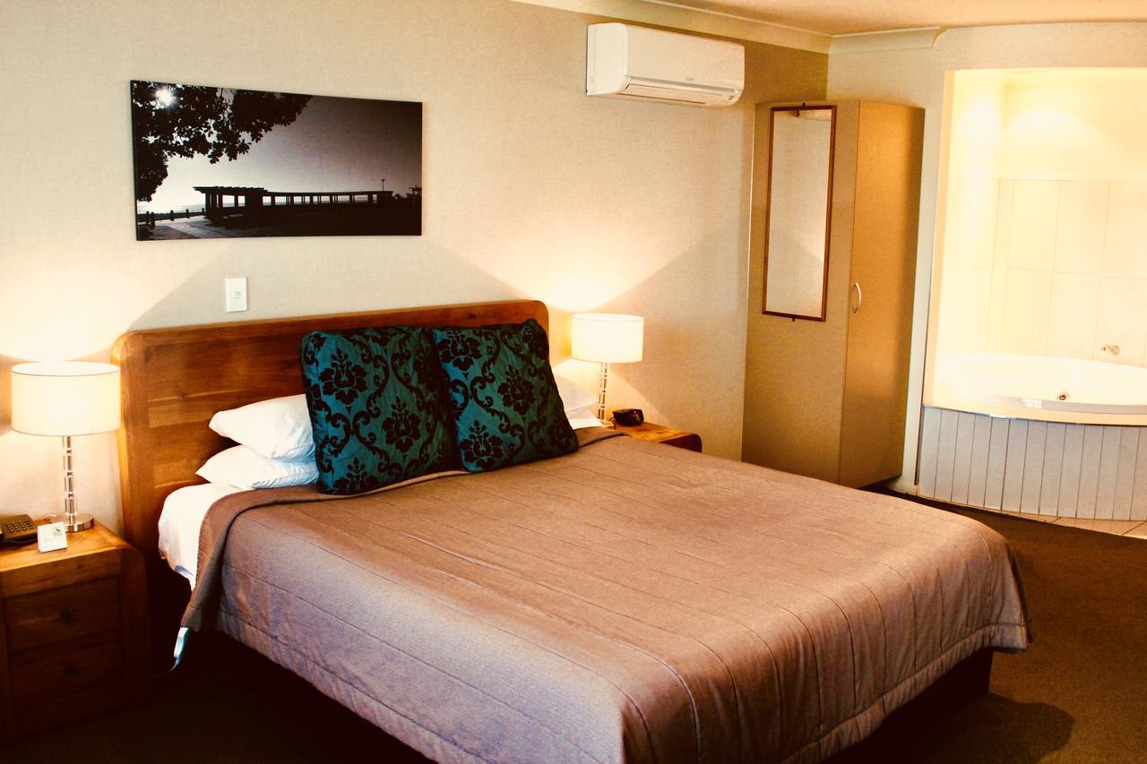 The Nautilus Hotel Napier Bagian luar foto A room at the hotel