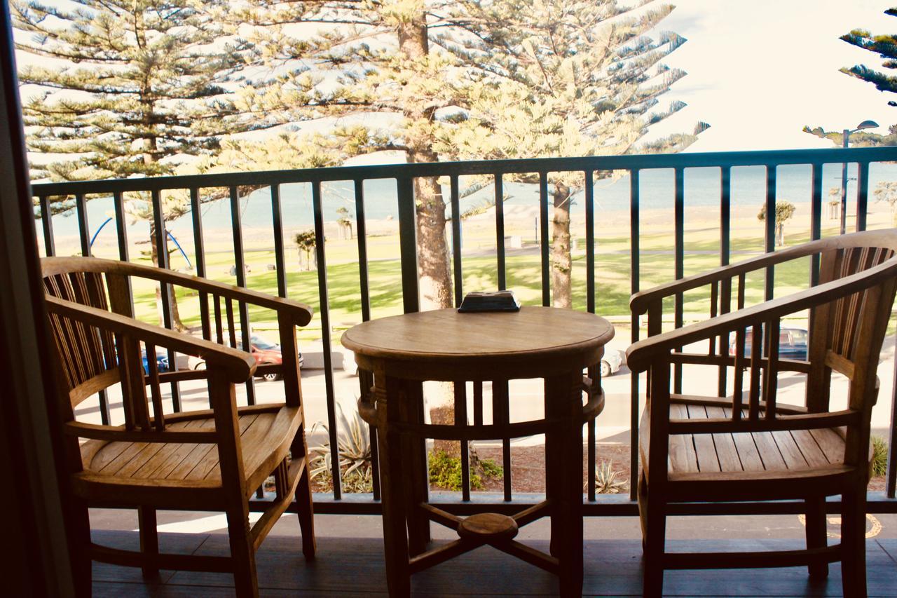 The Nautilus Hotel Napier Bagian luar foto A view from the balcony of a hotel room