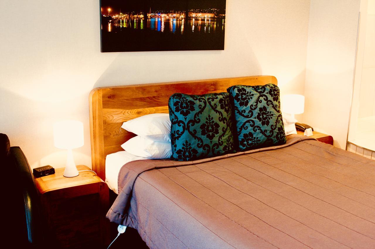 The Nautilus Hotel Napier Bagian luar foto A bedroom at the hotel