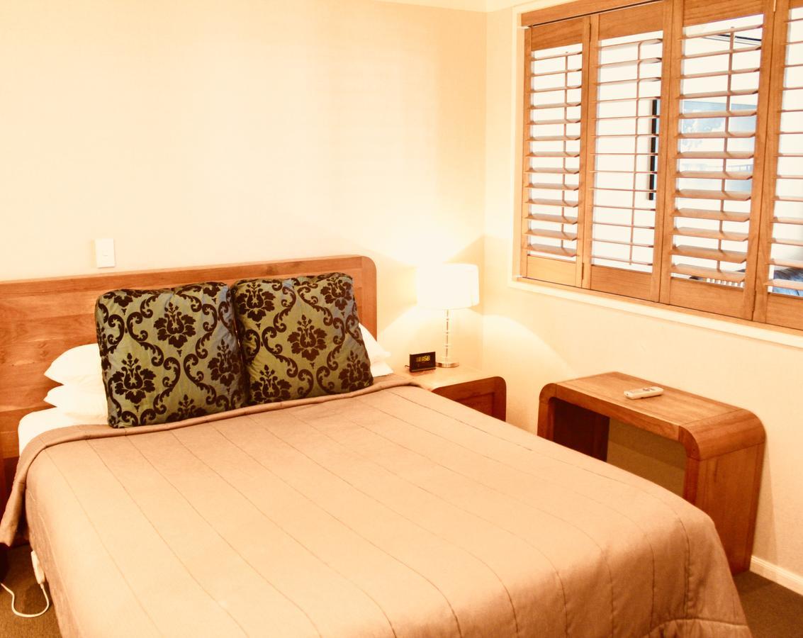 The Nautilus Hotel Napier Bagian luar foto A bedroom at the hotel