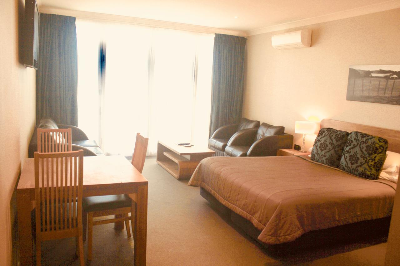 The Nautilus Hotel Napier Bagian luar foto A typical studio apartment
