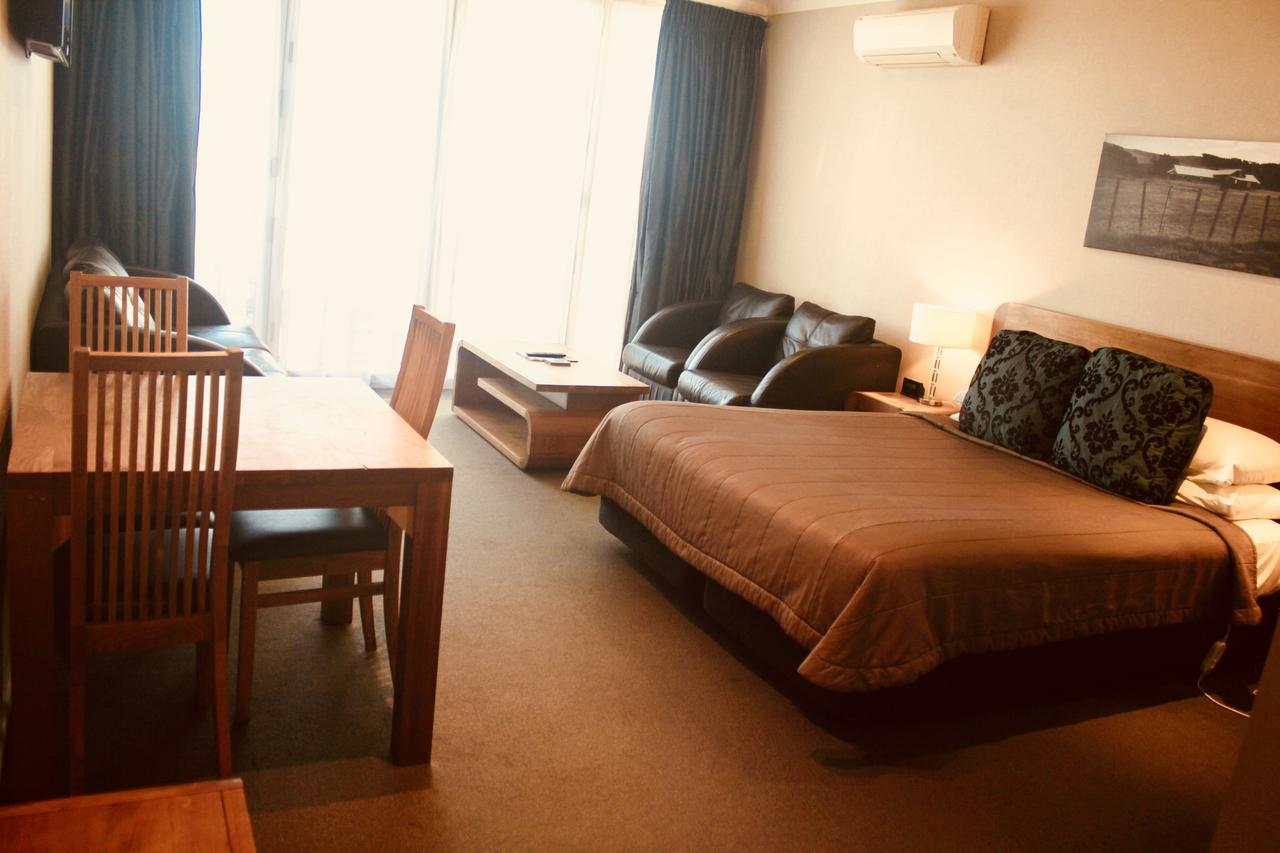 The Nautilus Hotel Napier Bagian luar foto A room at the hotel