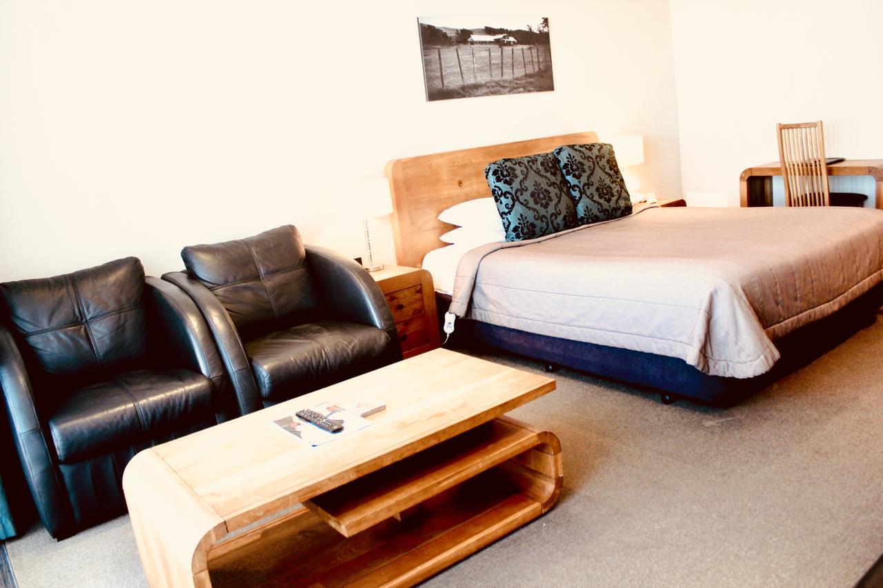 The Nautilus Hotel Napier Bagian luar foto A room at the hotel