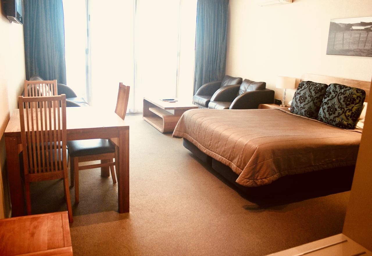 The Nautilus Hotel Napier Bagian luar foto A typical studio apartment