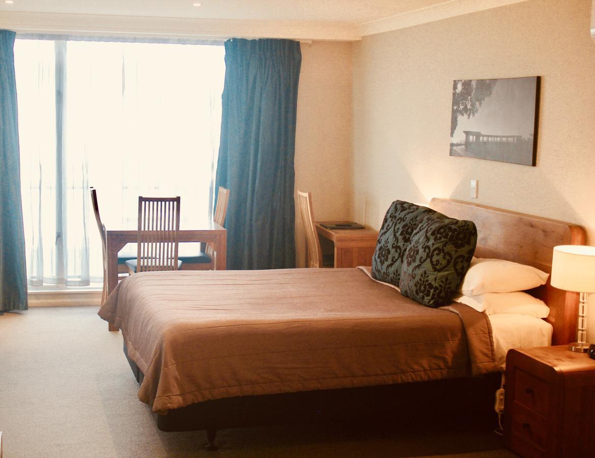 The Nautilus Hotel Napier Bagian luar foto A typical bedroom at the hotel