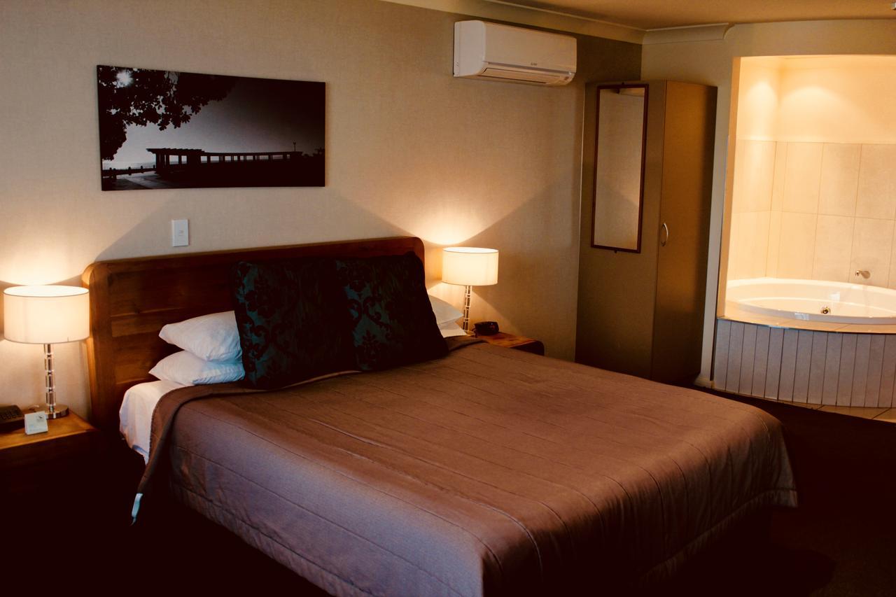 The Nautilus Hotel Napier Bagian luar foto A room at the hotel