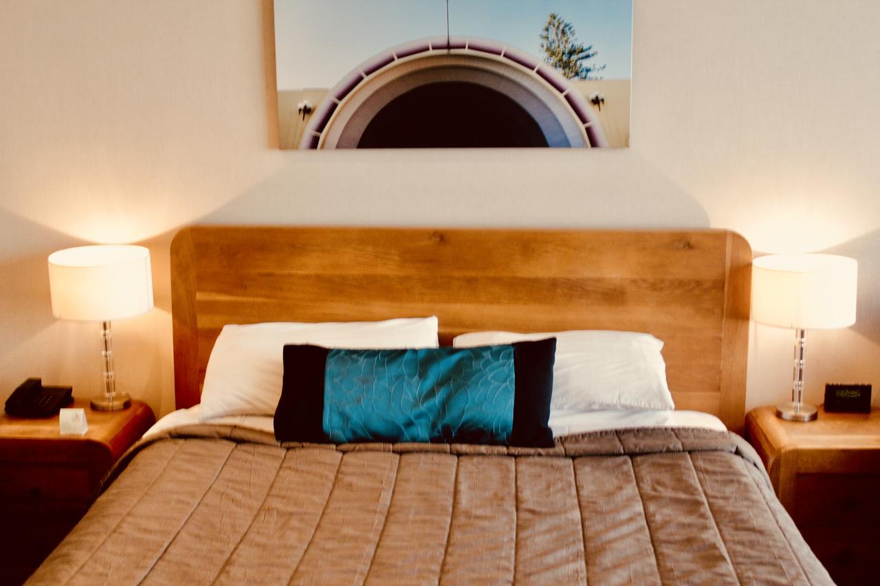 The Nautilus Hotel Napier Bagian luar foto A bed with a throw pillow