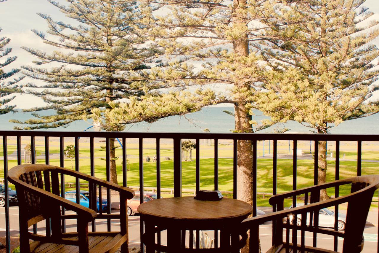 The Nautilus Hotel Napier Bagian luar foto View of Mount Takami from the station