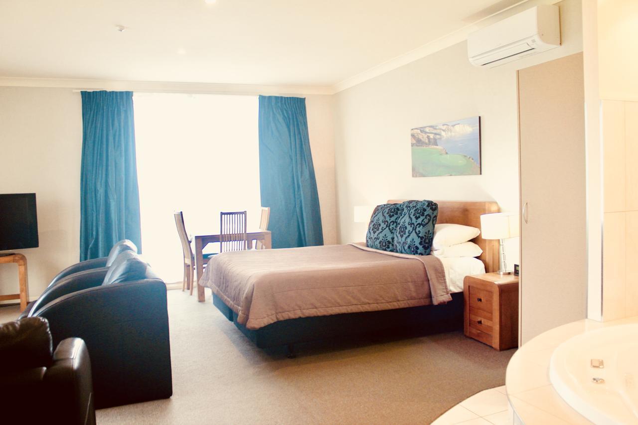 The Nautilus Hotel Napier Bagian luar foto A typical studio apartment