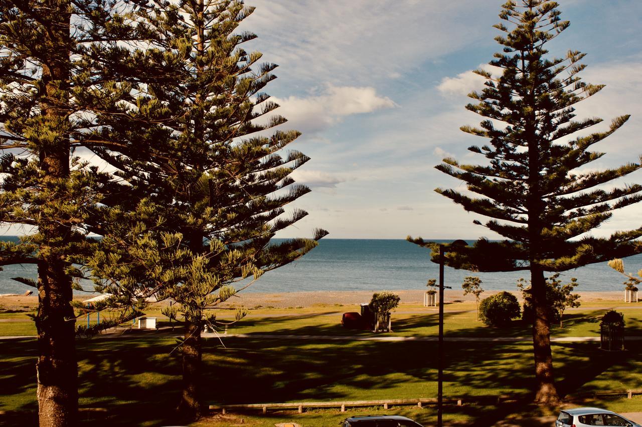 The Nautilus Hotel Napier Bagian luar foto View of the beach from the main street