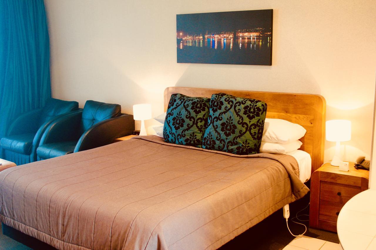 The Nautilus Hotel Napier Bagian luar foto A room at the hotel