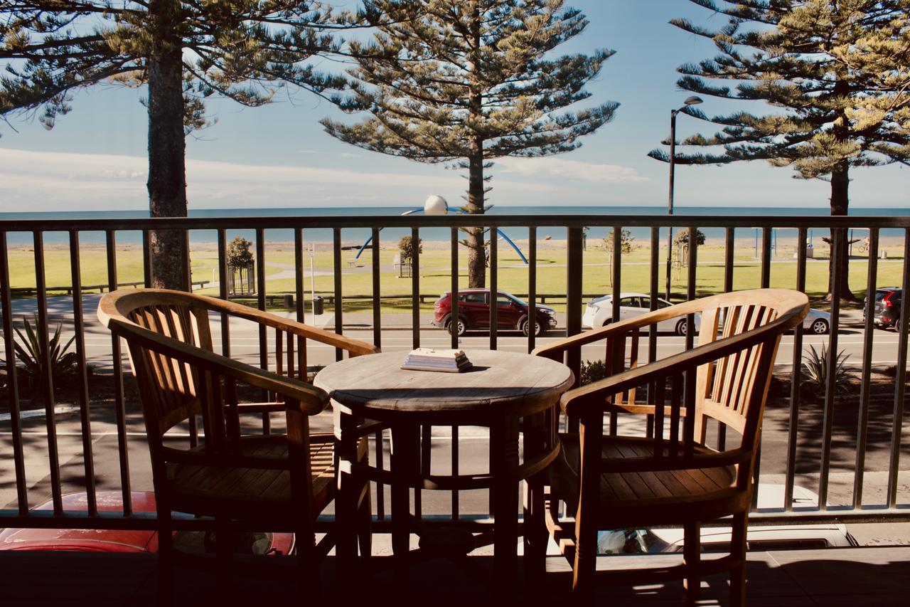 The Nautilus Hotel Napier Bagian luar foto The deck at the Surf Life Saving Club