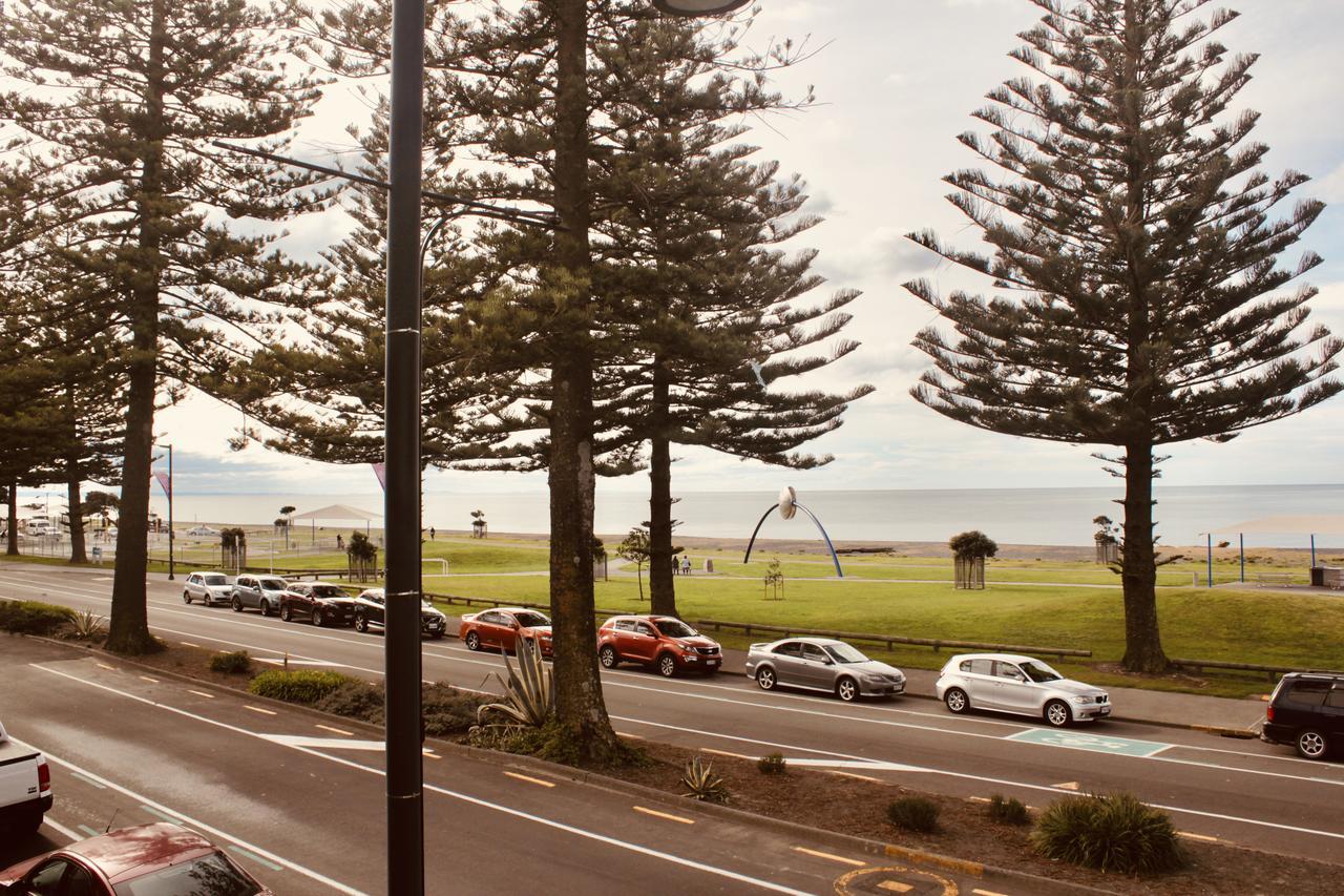 The Nautilus Hotel Napier Bagian luar foto View of the beach from the Esplanade Hotel