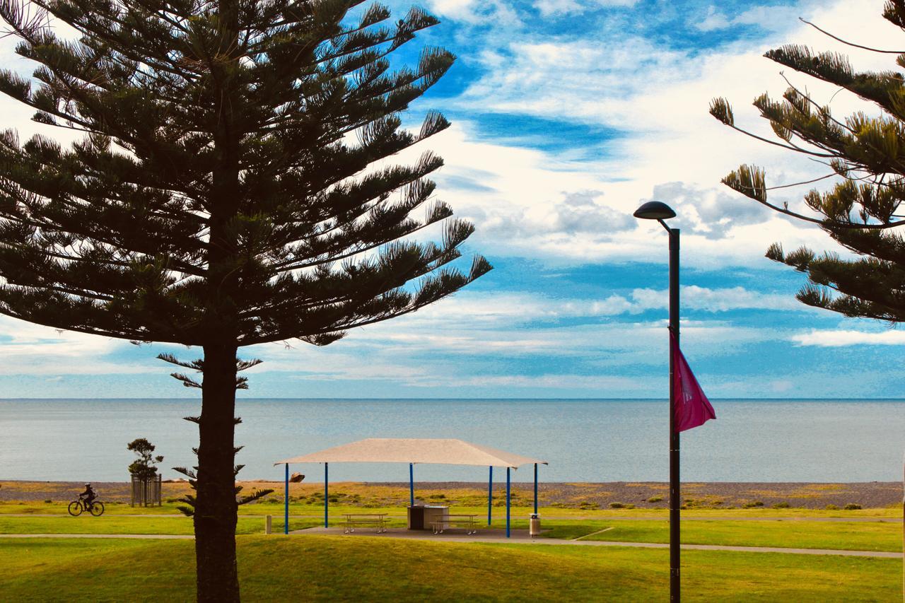 The Nautilus Hotel Napier Bagian luar foto Rainbow over the beach at Port Augusta