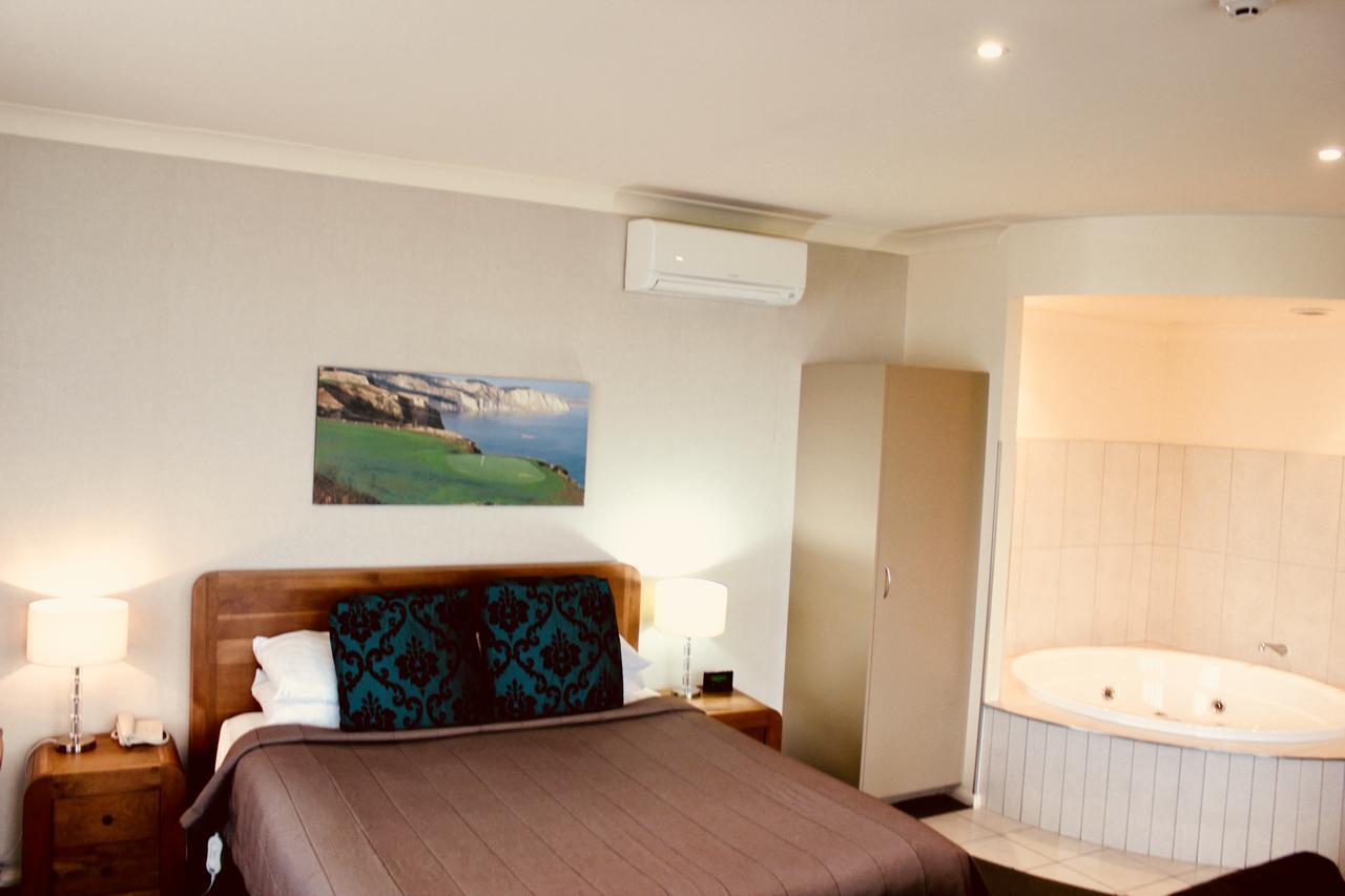 The Nautilus Hotel Napier Bagian luar foto A room at the hotel