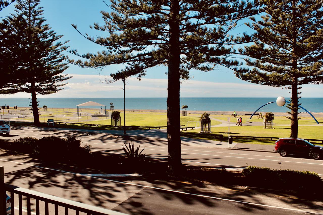 The Nautilus Hotel Napier Bagian luar foto View of the beach from the hotel