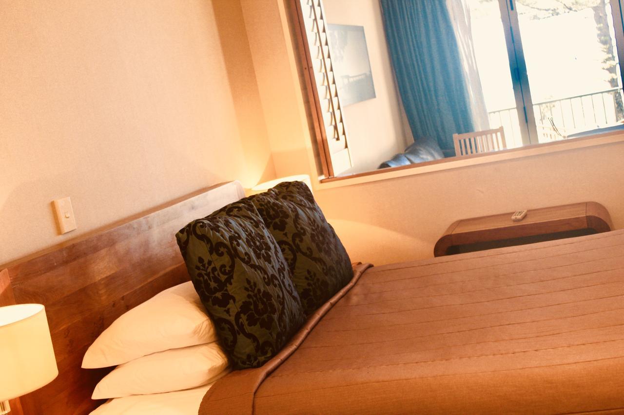 The Nautilus Hotel Napier Bagian luar foto A room at the hotel